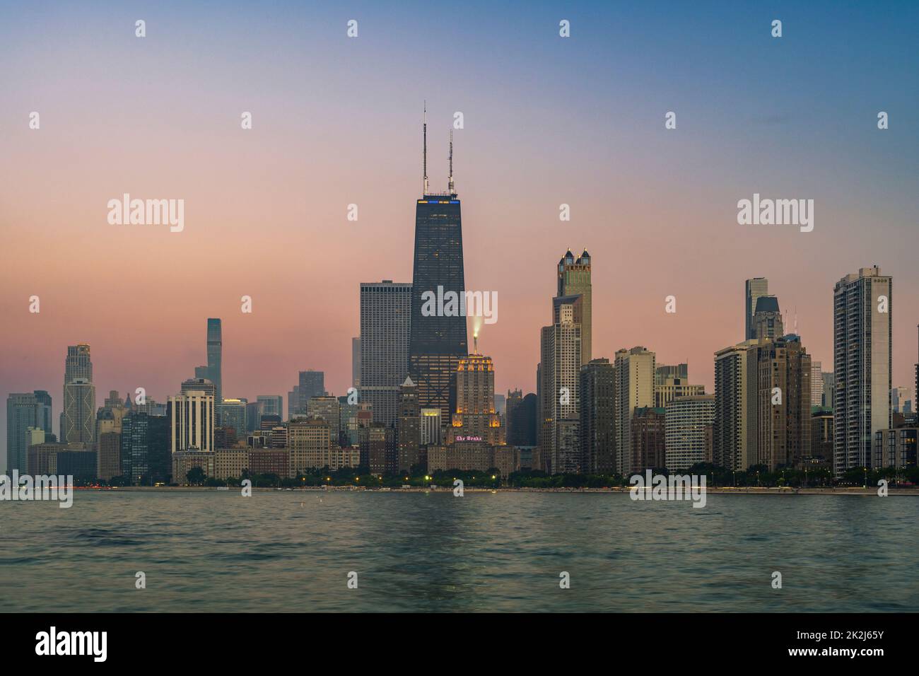 Vista de la puesta de sol sobre el horizonte del centro de la ciudad desde el Lago Michigan, Chicago, Illinois, EE.UU Foto de stock