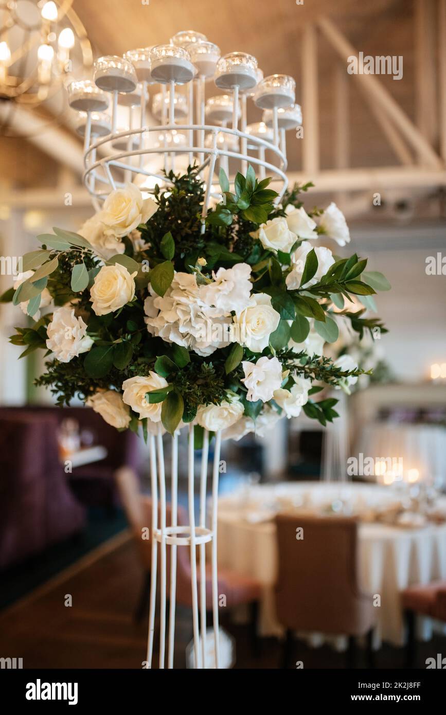 Salón de banquetes para bodas con elementos decorativos Foto de stock