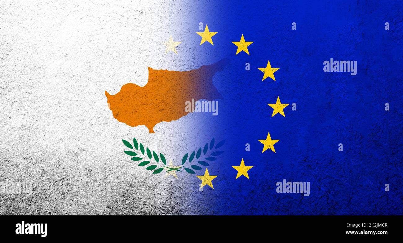 Bandera de la Unión Europea con Chipre Bandera nacional. Fondo grunge Foto de stock