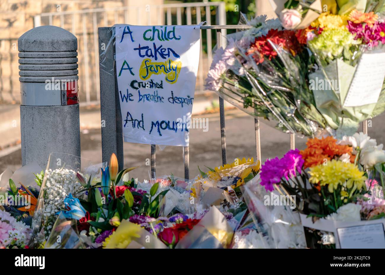 Homenajes en la escena en Woodhouse Hill, Huddersfield, donde Khayri McLean, de 15 años, fue apuñalado fatalmente fuera de las puertas de su escuela. Fecha de la foto: Viernes 23 de septiembre de 2022. Foto de stock