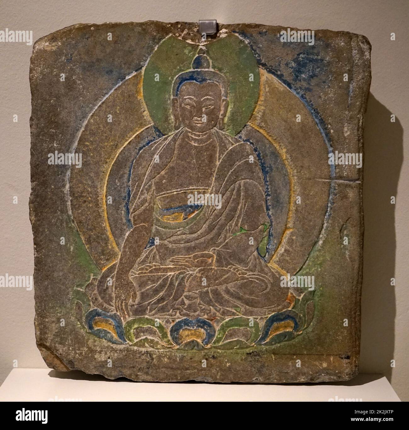 Estela votiva del Buda Shakyamuni, el fundador de la religión budista. Fecha siglo 10 Foto de stock