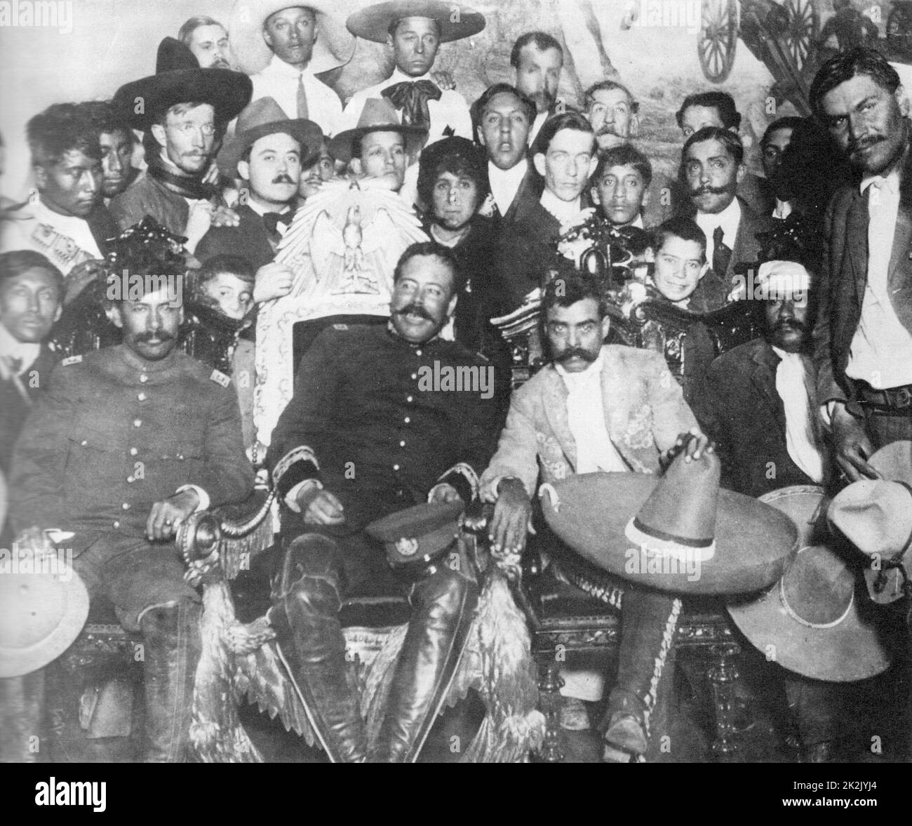Rodolfo Fierro (a la derecha), está al lado mientras Pancho Villa (en la silla presidencial) conversa con Emiliano Zapata en la Ciudad de México. Tómas Urbina está sentada en el extremo izquierdo, Otilio Montaño (con la cabeza vendada) está sentada en el extremo derecho. Palacio Nacional de México, 6 de diciembre de 1914 Foto de stock
