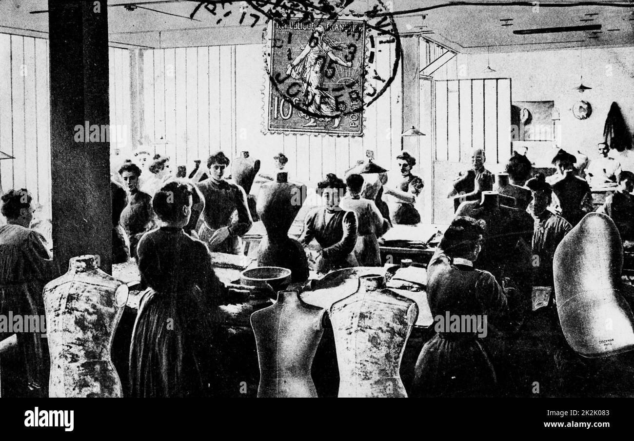 Costureras francesas en una sastrería o una fábrica de explotación circa 1890-1900 Foto de stock