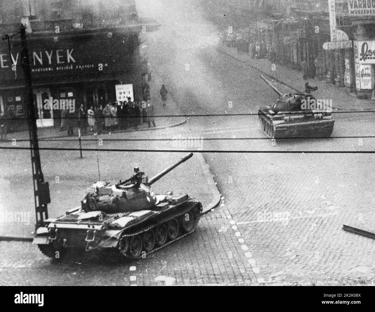 Levantamiento húngaro, octubre de 1956. Los tanques soviéticos en las calles de Budapest. Foto de stock