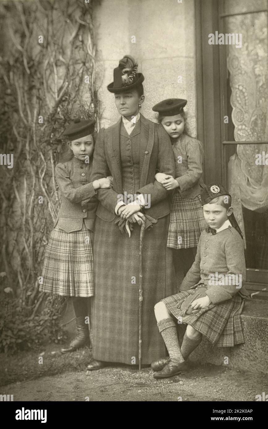'Duquesa de Connaught (Princesa Louise Margaret de Prusia - 1860-1917) esposa del tercer hijo de la Reina Victoria, Arthur duque de Connaught, fotografiado en c1890 con sus tres hijos que llevan tartán escocés.' Foto de stock