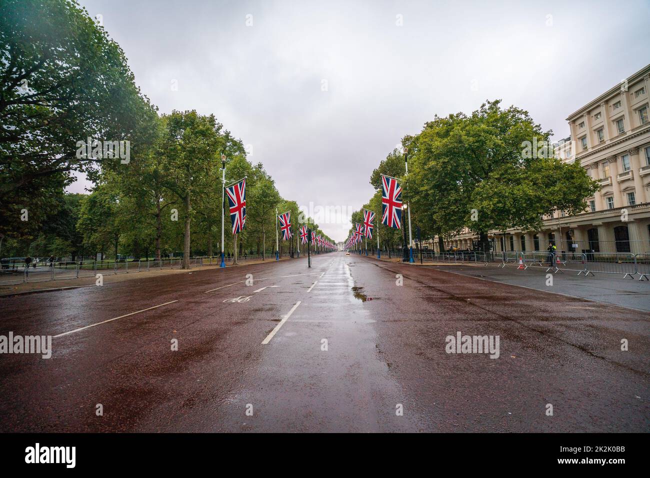 Londres, Reino Unido. 23 de septiembre de 2022. Las banderas de Union Jack se muestran a lo largo del centro comercial a primera hora de la mañana en un día nublado que está temporalmente cerrado por tráfico después del funeral estatal de la Reina Elizabeth II como la previsión de lluvia en Londres durante todo el día Crédito: amer ghazzal/Alamy Live News. Foto de stock