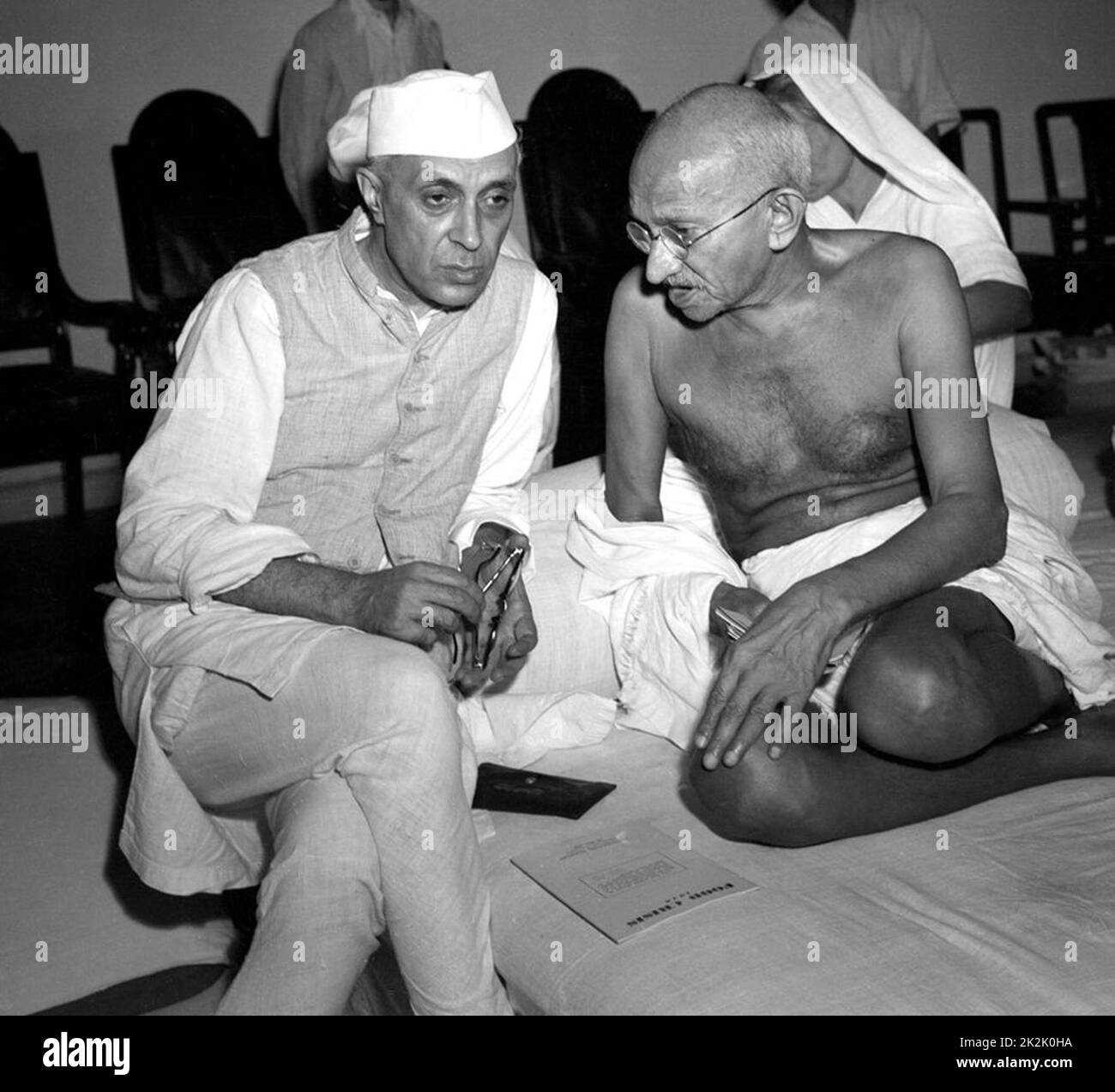 Gandhi discutiendo el movimiento de la India abandonada con Nehru, 1942 Foto de stock