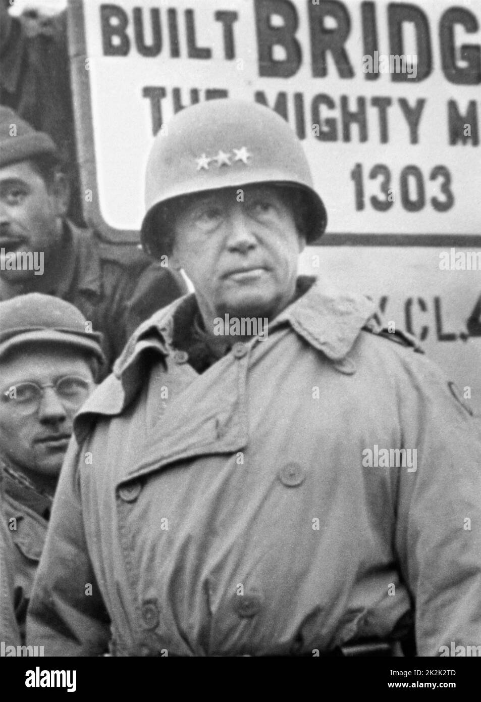 El general George Patton visita a los soldados del 1303rd Regimiento de Ingenieros, que acaban de terminar la construcción de un puente sobre el río Sauer, que une Luxemburgo con Alemania. 20 de febrero de 1945 Foto de stock
