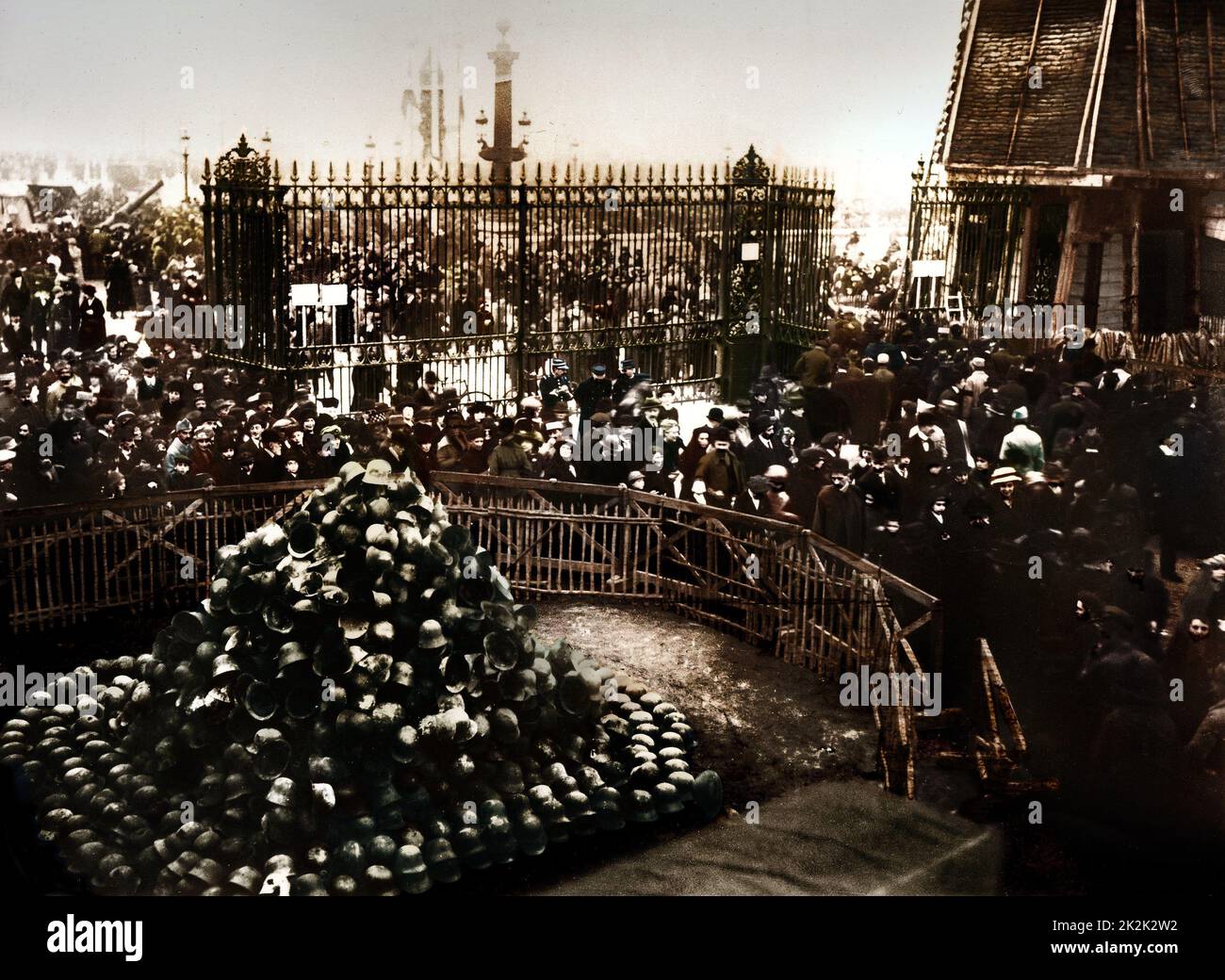 Pila de cascos alemanes en la plaza de la Concordia, símbolo de trofeo (París) 11 de noviembre de 1918 Francia, fotografía coloreada de la Primera Guerra Mundial Foto de stock