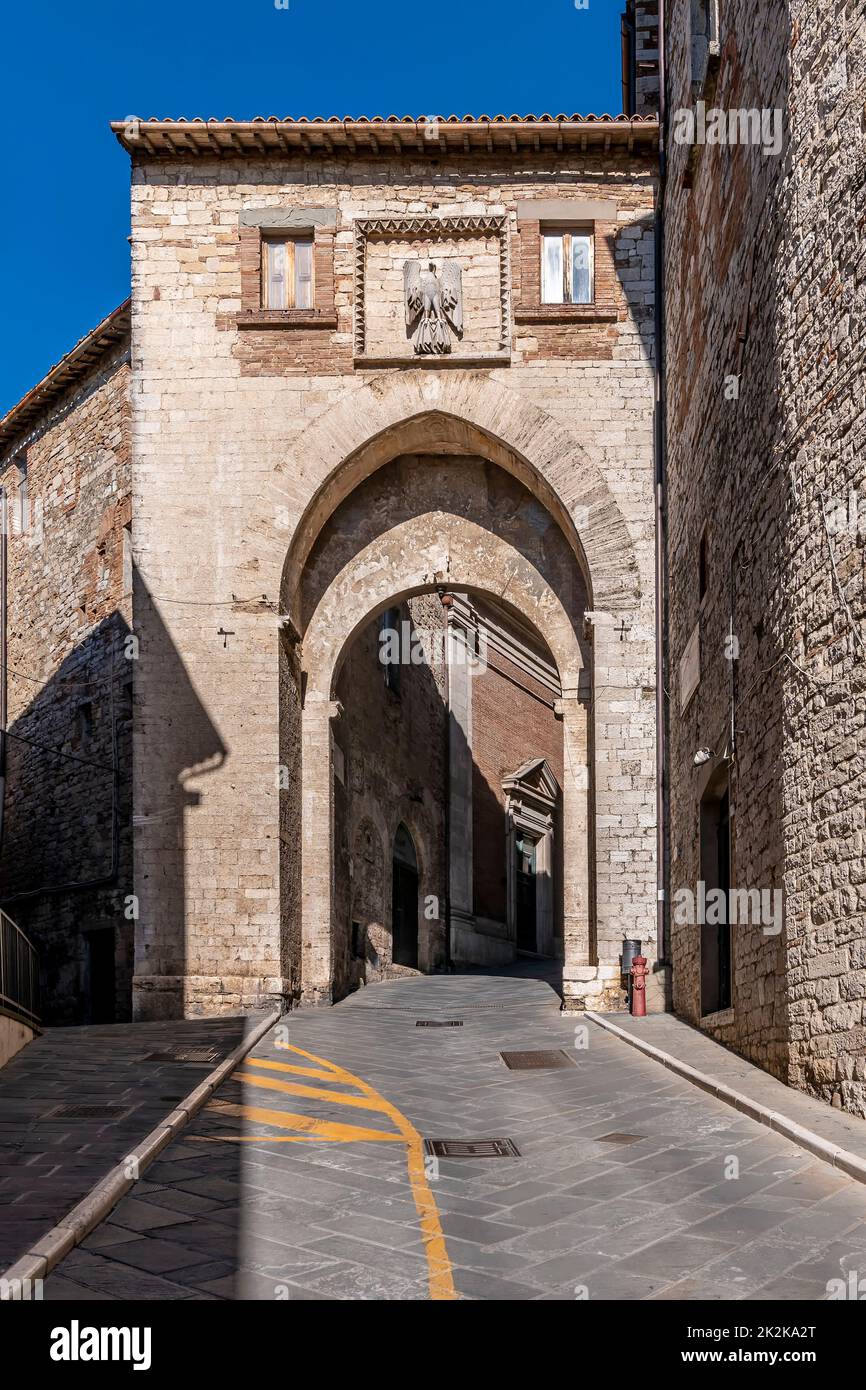 La antigua Porta della Catena en el centro histórico de Todi, Perugia, Italia Foto de stock