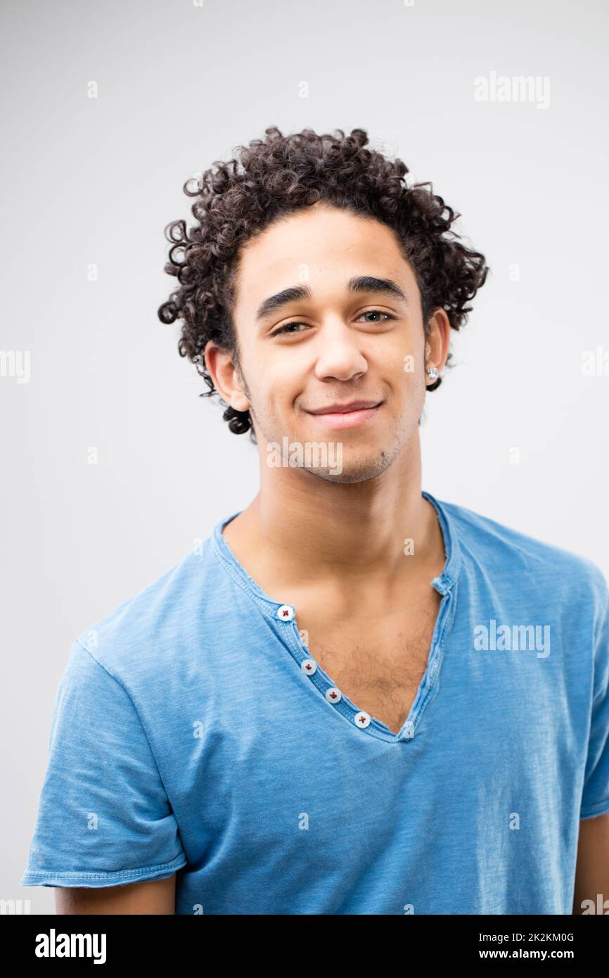 sonriente hombre joven con camiseta azul Foto de stock