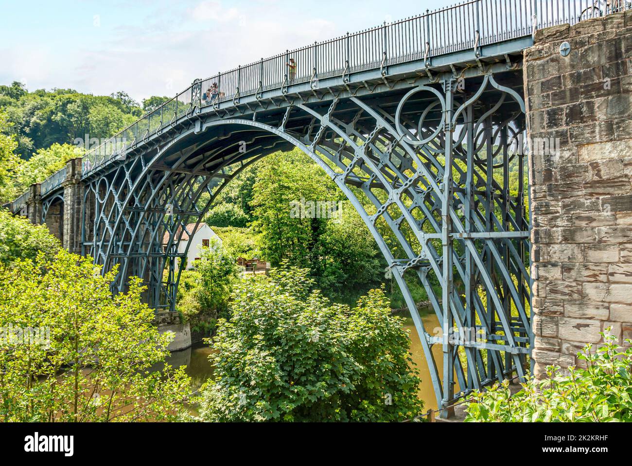 El puente de hierro cruza el río Severn en el desfiladero de Ironbridge en Shropshire, Inglaterra Foto de stock