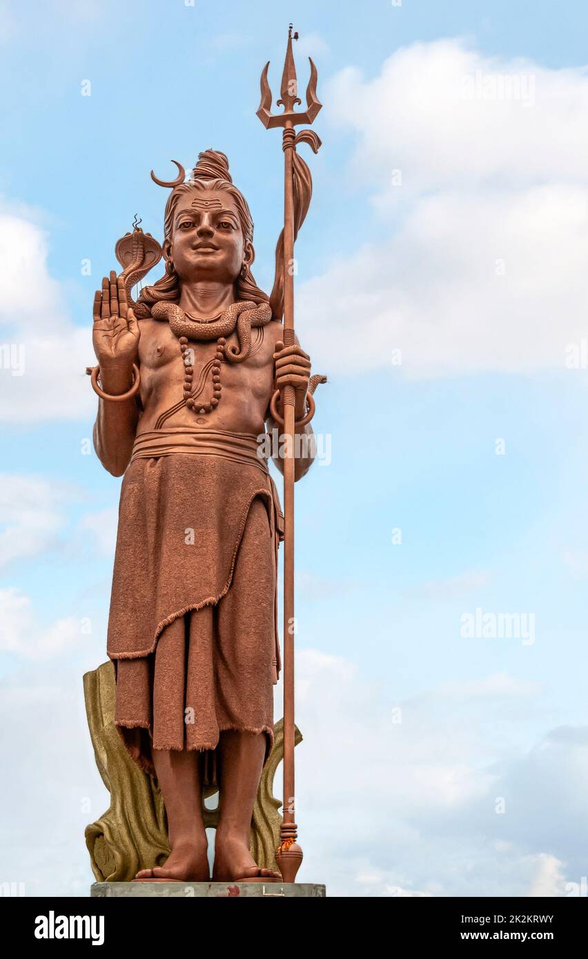 Estatua del Señor Gigante Shiva en el sagrado Lago del Cráter Grand Bassin en la Isla Mauritius Foto de stock