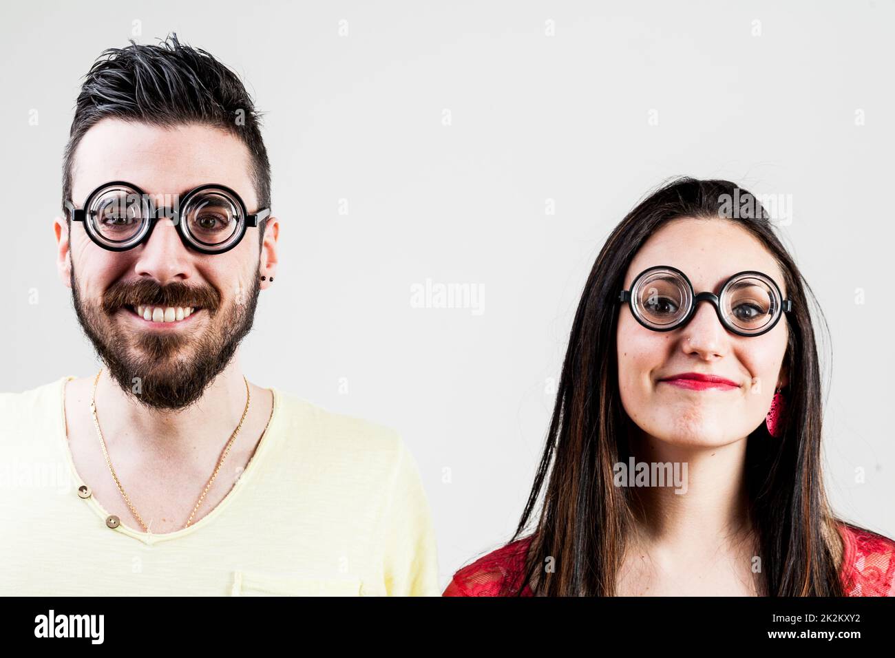 pareja de nerd hecha por un hombre nerd y una mujer nerd Foto de stock