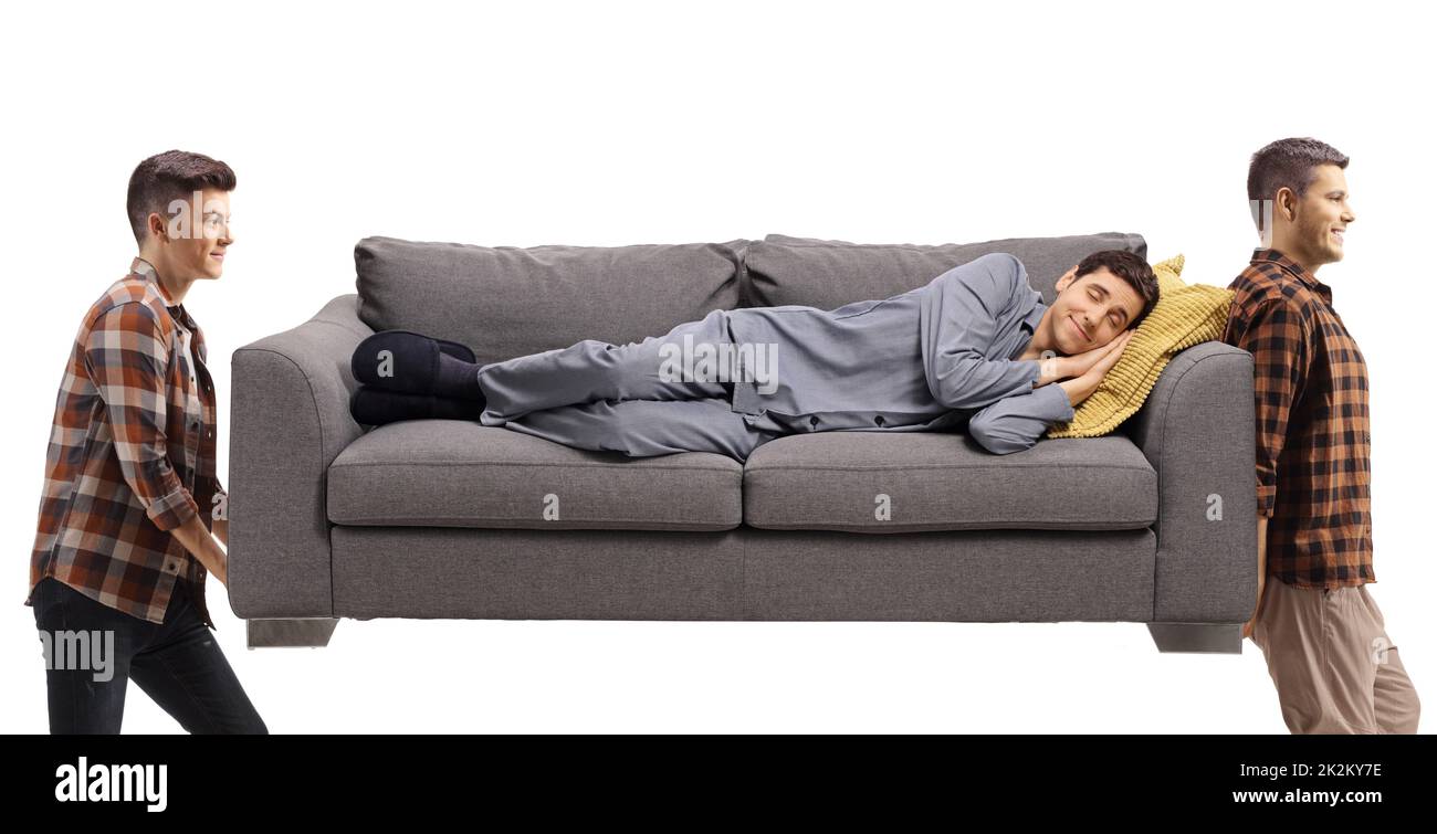 Hombre en pijamas durmiendo en sofá y dos hombres jóvenes llevando el sofá aislados sobre fondo blanco Foto de stock