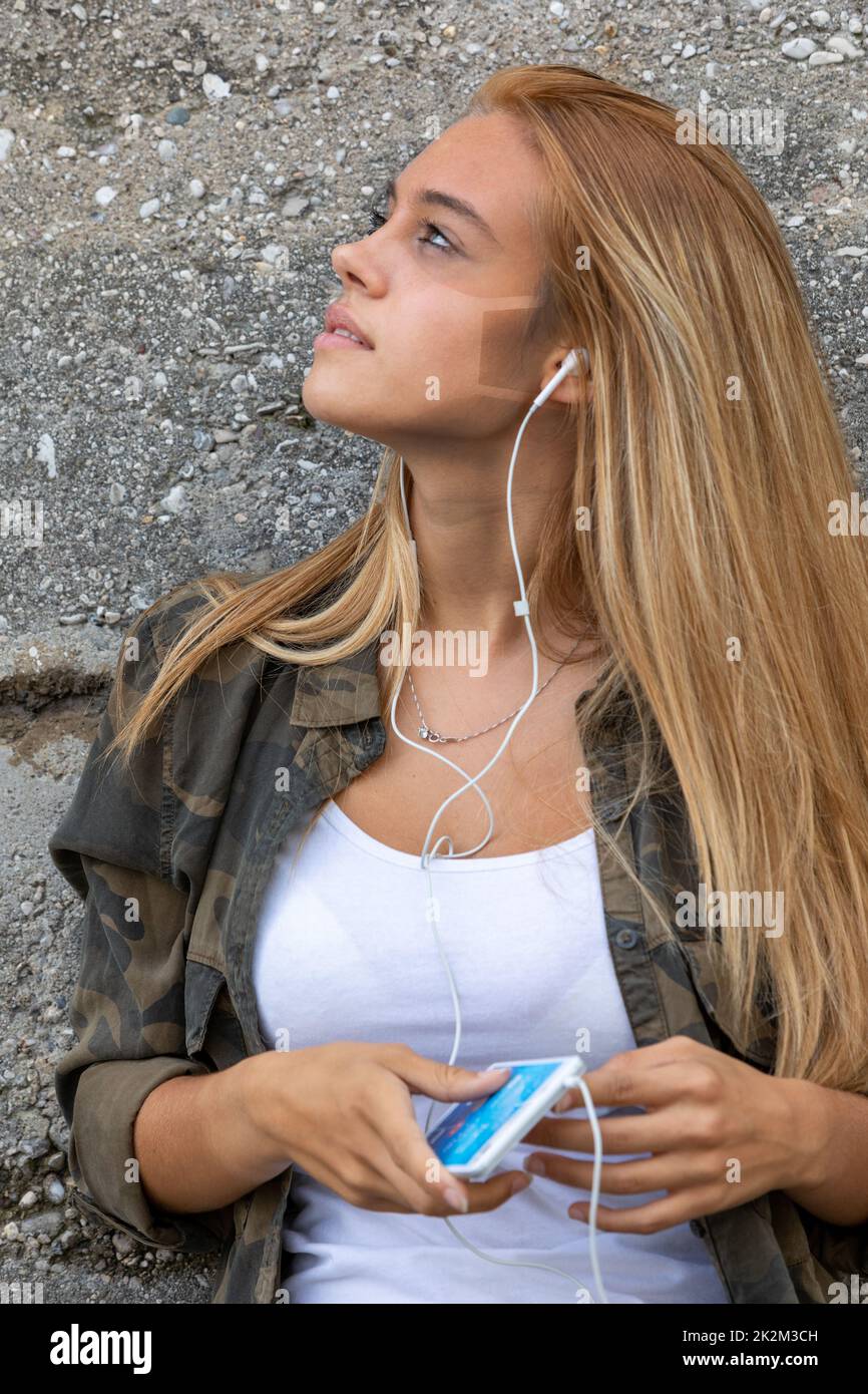 líneas de bronceado con máscara quirúrgica en la cara de una hermosa niña Foto de stock