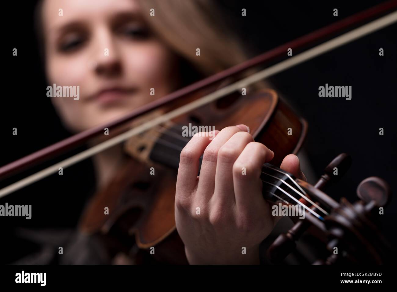 mano de un violinista tocando Foto de stock