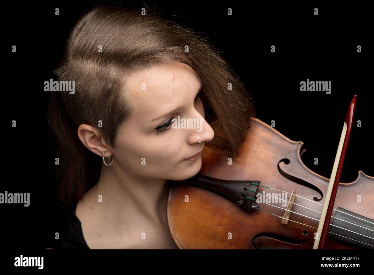 Modern violin fotografías e imágenes de alta resolución - Alamy