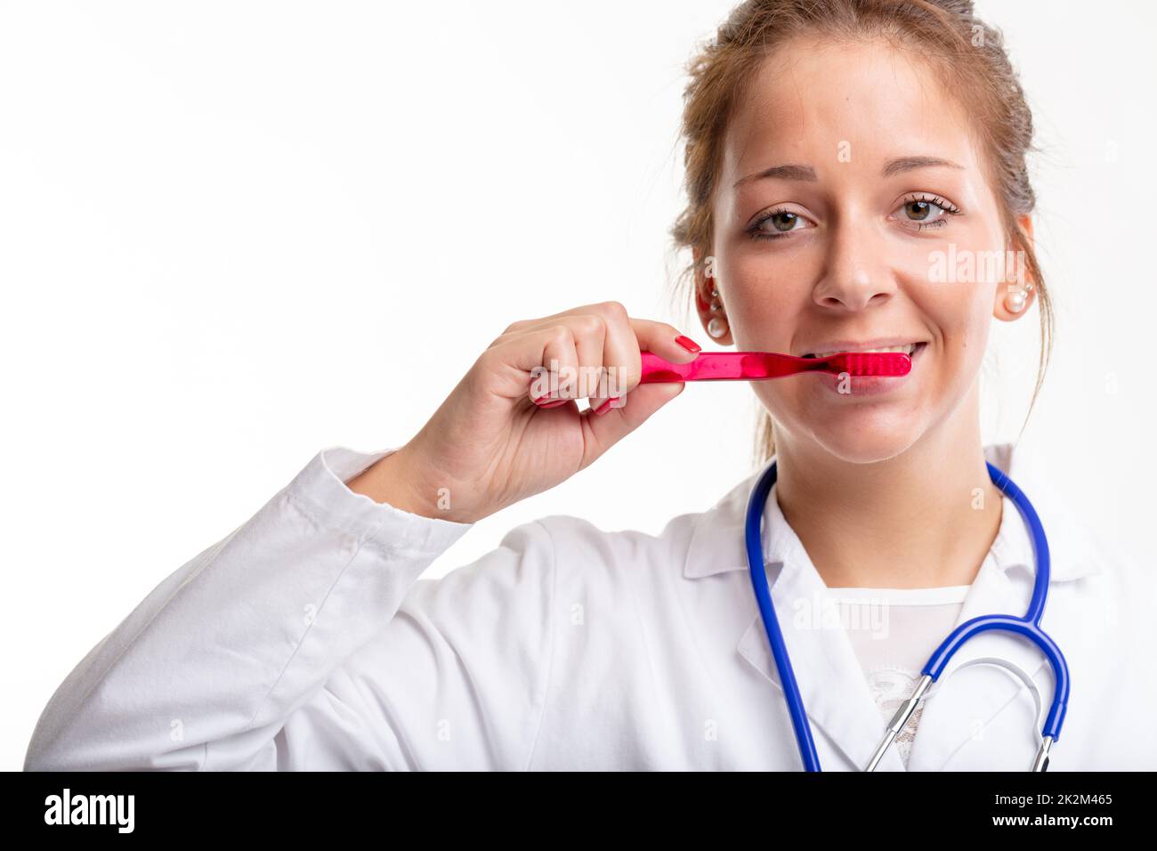 Enfermera dental joven o doctor cepillándose los dientes Foto de stock