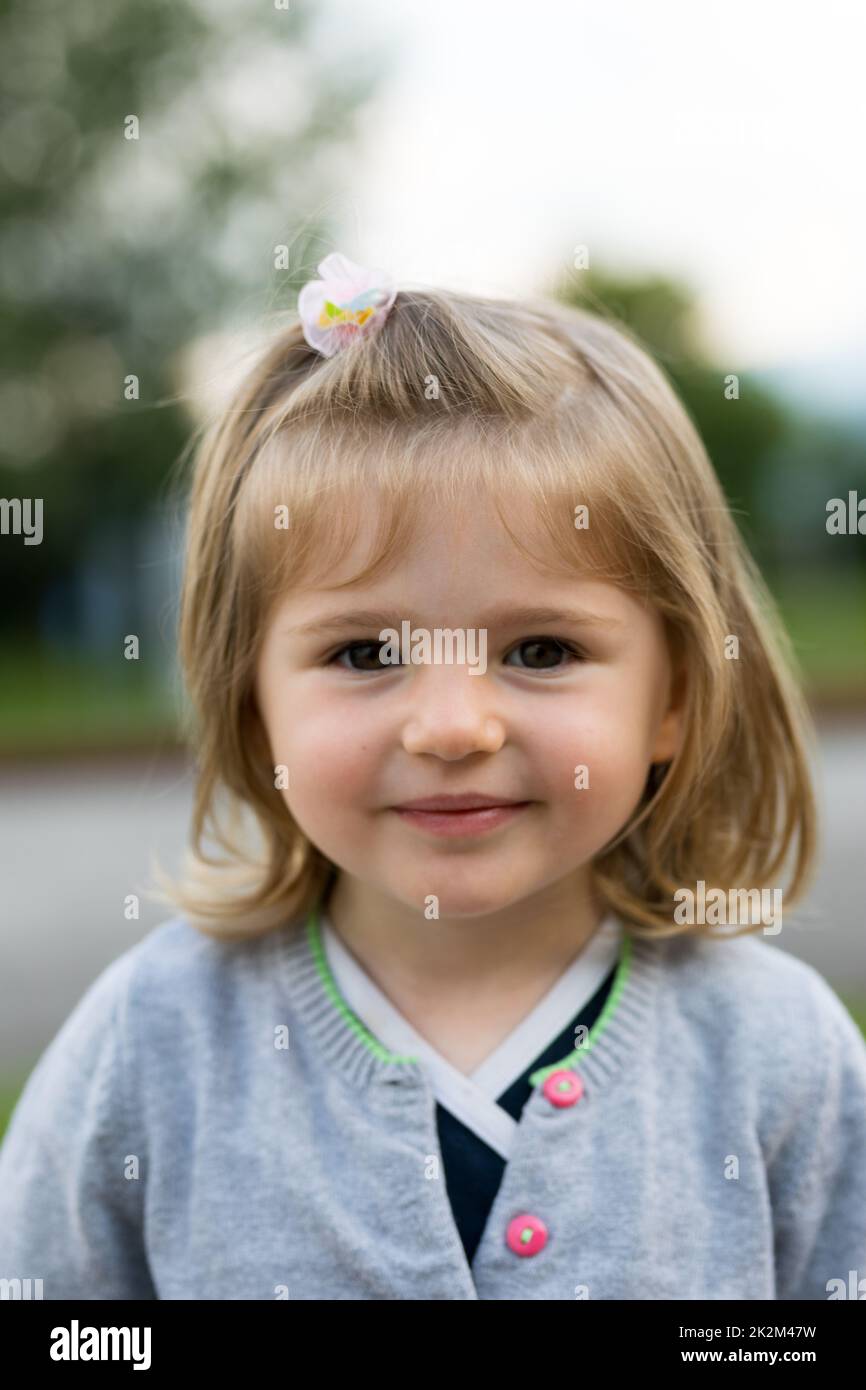 cara de una niña en un retrato franco Foto de stock