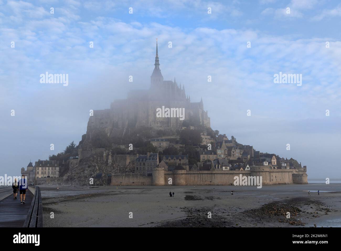 Vista de niebla de Le Mont Saint-Michel (Monte de San Miguel), una pequeña isla de marea rocosa, famosa por su abadía medieval, Avranches, Normandía, Francia. Foto de stock