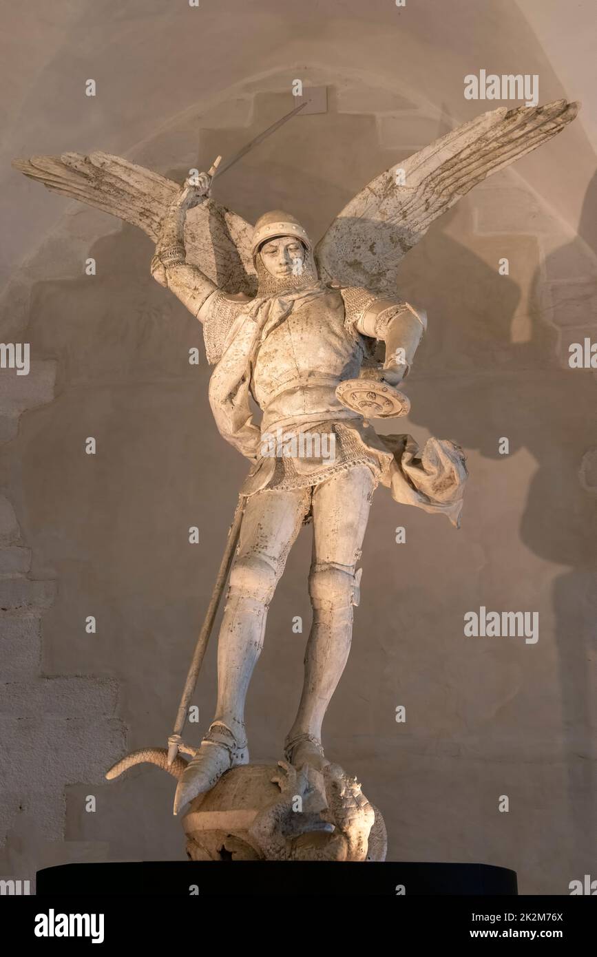 Escultura del arcángel Miguel en la abadía de Le Mont Saint-Michel (Monte de San Miguel), Avranches, Normandía, Francia. Foto de stock