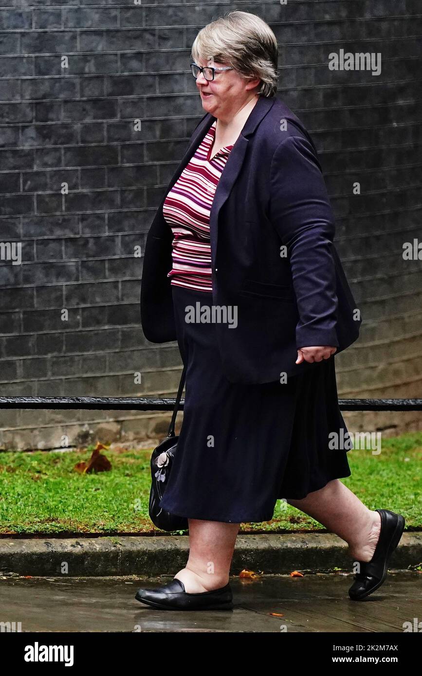 La viceprimera ministra y secretaria de salud Therese Coffey llega a una reunión de gabinete en 10 Downing Street, Londres, antes de un anuncio de mini-presupuesto por el ministro de Hacienda Kwasi Kwarteng. Fecha de la foto: Viernes 23 de septiembre de 2022. Foto de stock
