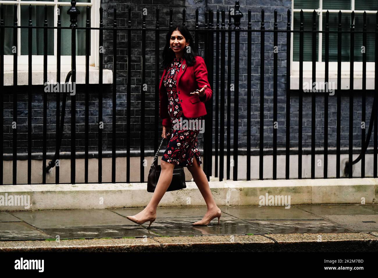 La secretaria del Interior, Suella Braverman, llega a una reunión del gabinete en 10 Downing Street, Londres, antes de un anuncio de mini-presupuesto por parte del ministro de Hacienda Kwasi Kwarteng. Fecha de la foto: Viernes 23 de septiembre de 2022. Foto de stock