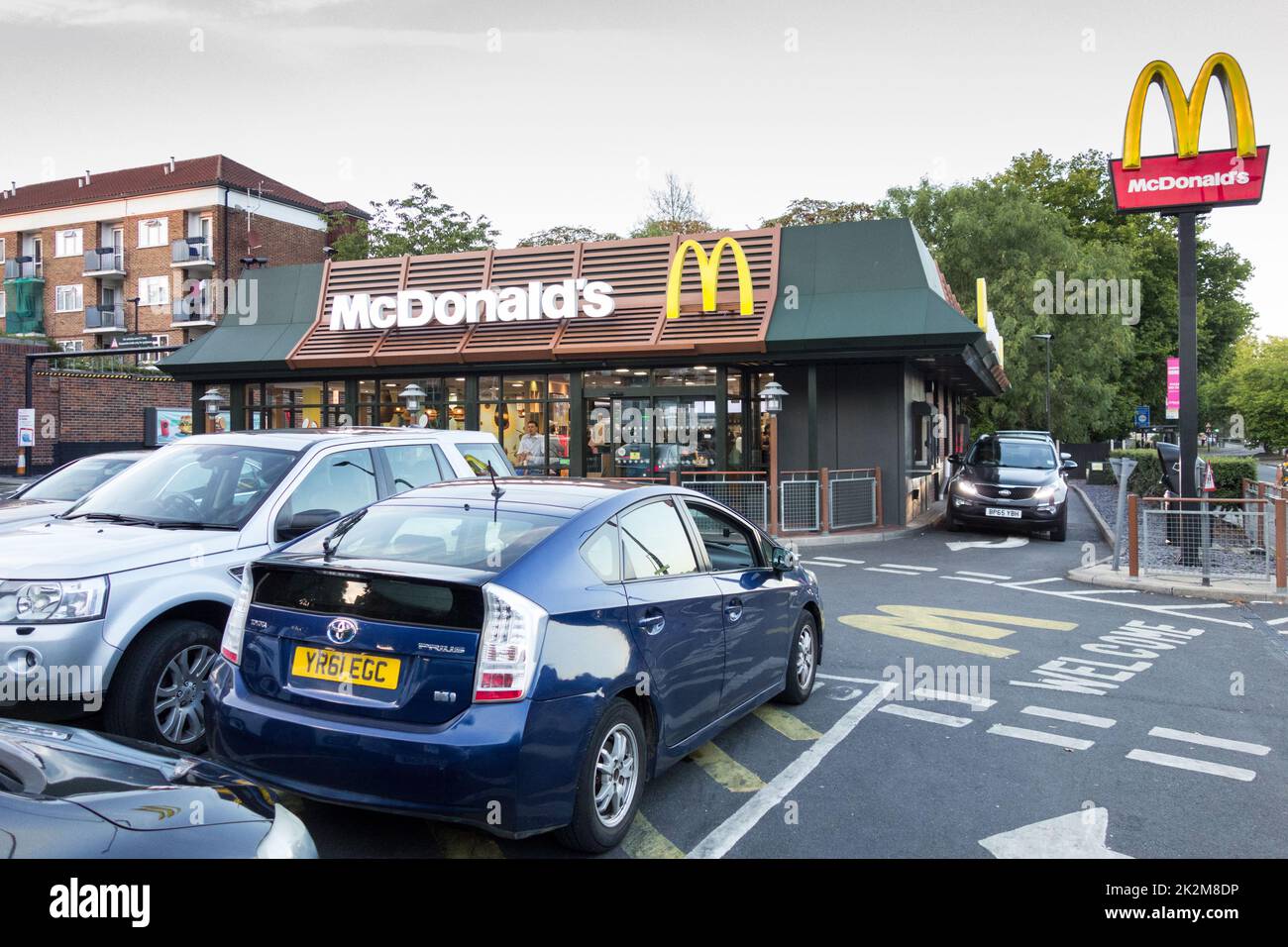 McDonald's a través de un restaurante de comida rápida en Brentford, Londres, Inglaterra, Reino Unido Foto de stock