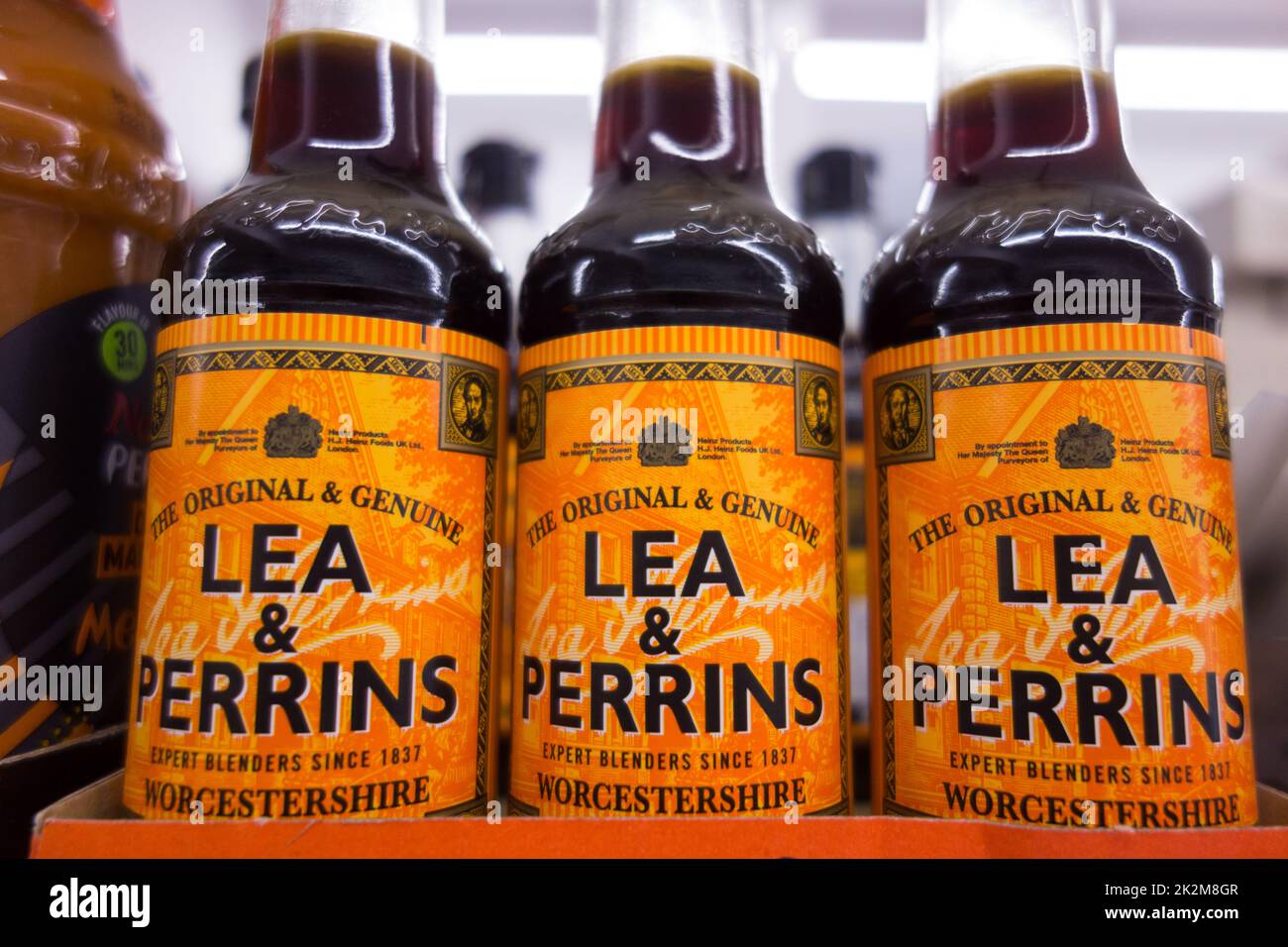 Primer plano de las botellas de vidrio Lea y Perrins en un estante de un supermercado, Inglaterra, Reino Unido Foto de stock