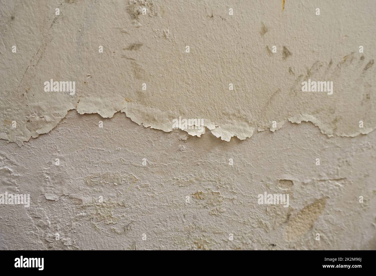 pared cuya pintura se ha desprendido debido al agua y la humedad Foto de stock