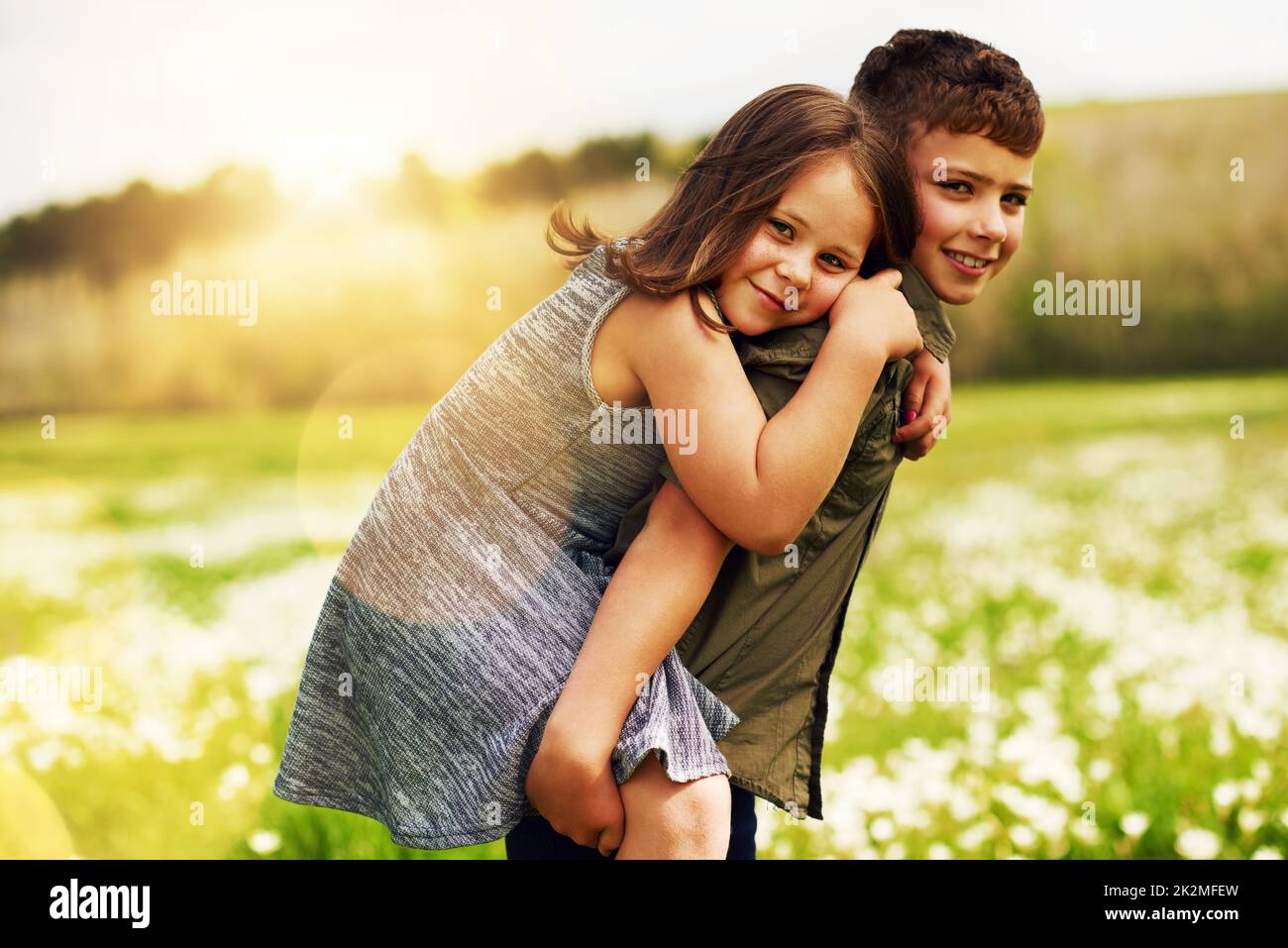 Ilustración de un Hermano Mayor dando a su hermano menor un Piggy Back Ride  Fotografía de stock - Alamy