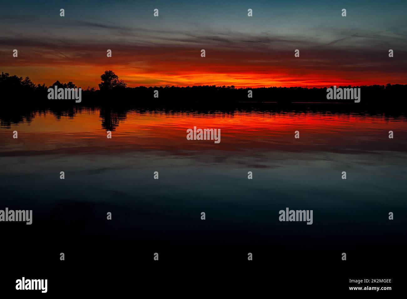 Hermosos reflejos de la puesta de sol al final del día Foto de stock