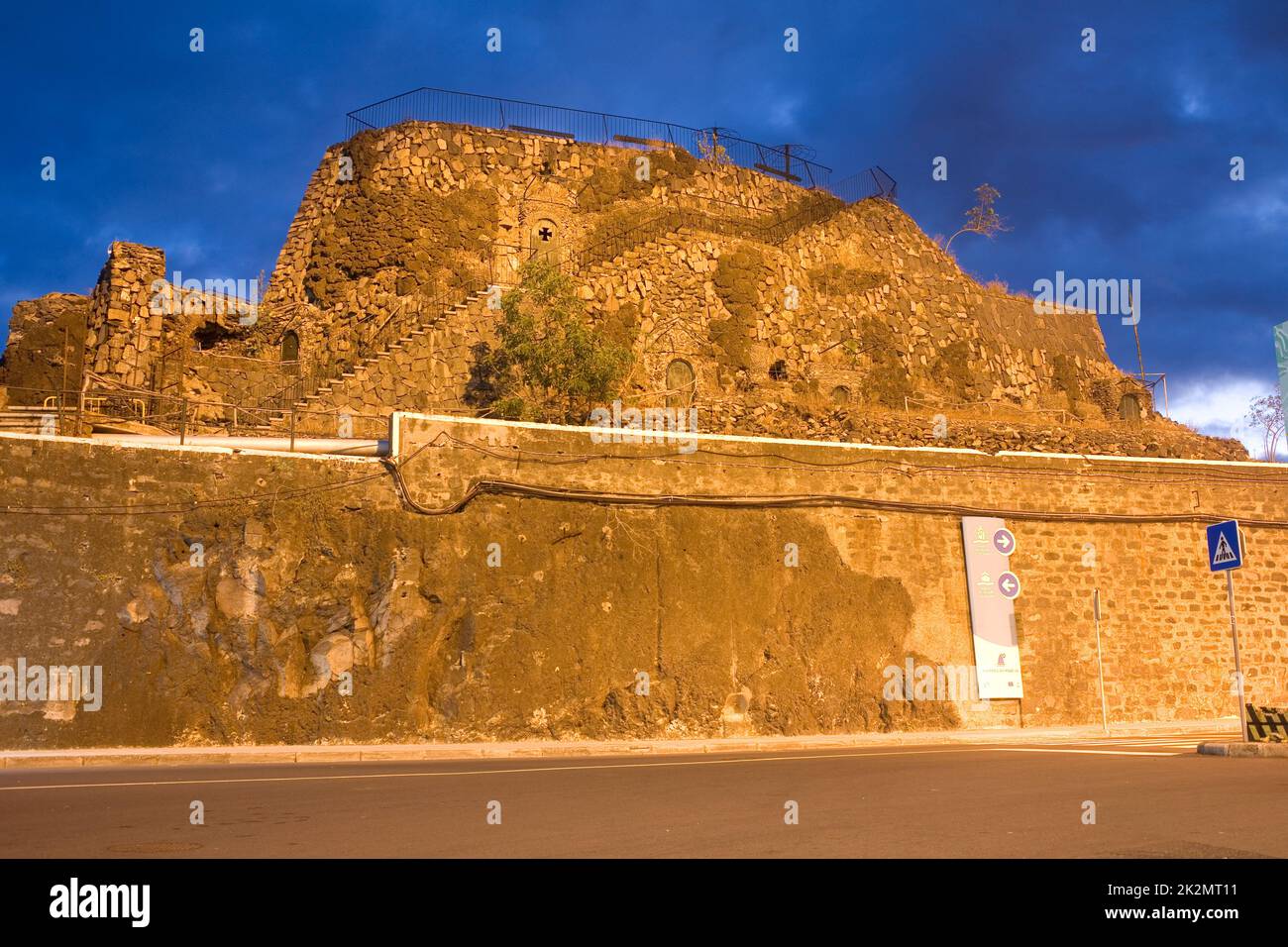Se mantiene el fuerte de Sao José, muralla del puerto iluminada al anochecer en Funchal Madeira Foto de stock