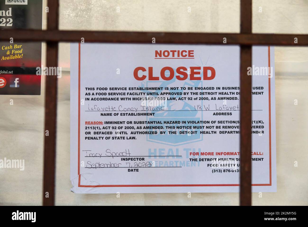 Detroit, Michigan - Una orden del departamento de salud está publicada cerrando el popular restaurante Lafayette Coney Island debido a una infestación de roedores. Foto de stock