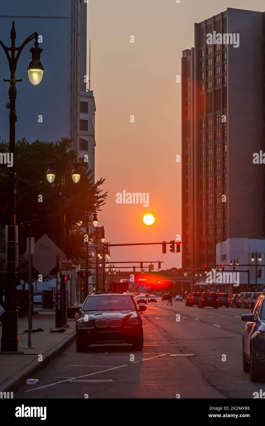 Detroit, Michigan - El humo de los incendios forestales a miles de kilómetros de distancia en el noroeste del Pacífico crea cielos brumosos al final de la tarde en Detroit. Foto de stock