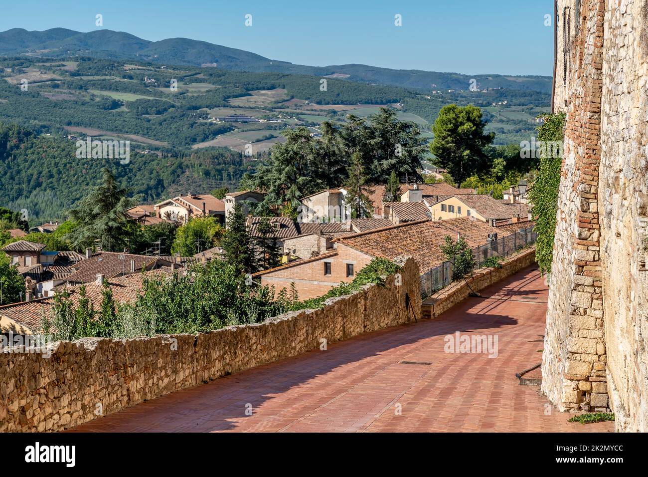 Vista panorámica de Todi, Perugia, Italia, las antiguas murallas y la campiña circundante Foto de stock