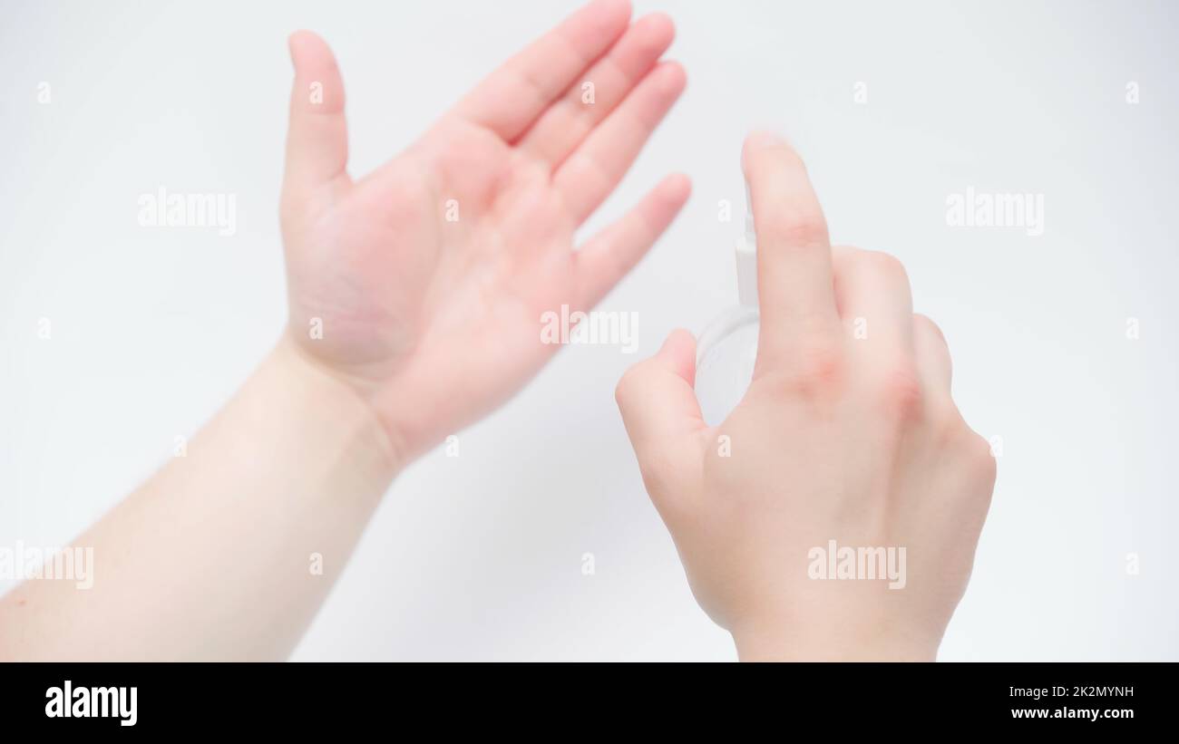 vista recortada del hombre aplicando desinfectante de manos sobre fondo blanco Foto de stock