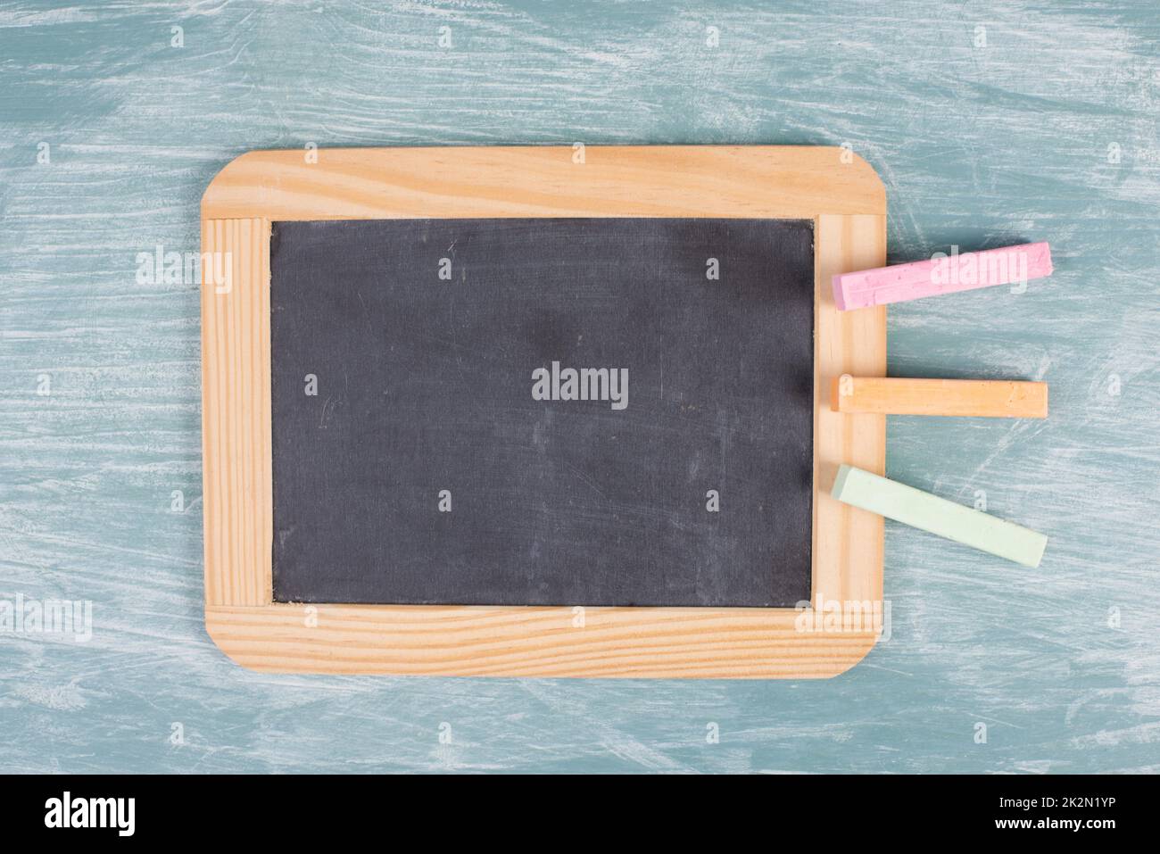 Pizarra en blanco, espacio de copia para texto, publicidad de negocios, concepto de educación, clase escolar, fondo vacío para un mensaje, tiza colorida Foto de stock