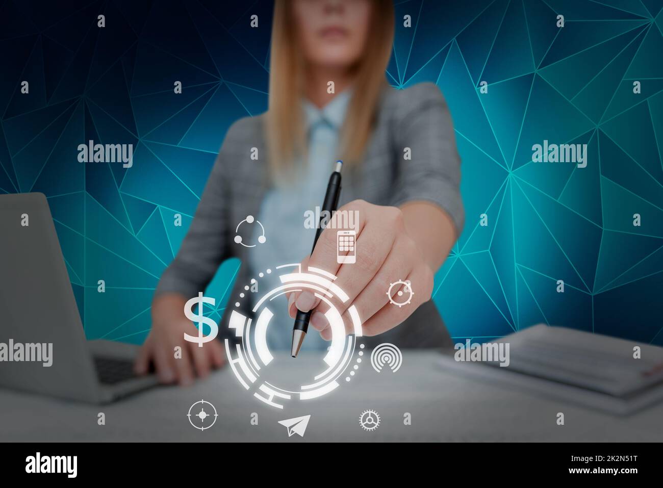 Dama en traje de pluma que representa el pensamiento innovador que simboliza la tecnología futurista. Mujer llevando lápiz de punta de bola muestra el pensamiento creativo exitoso. Foto de stock