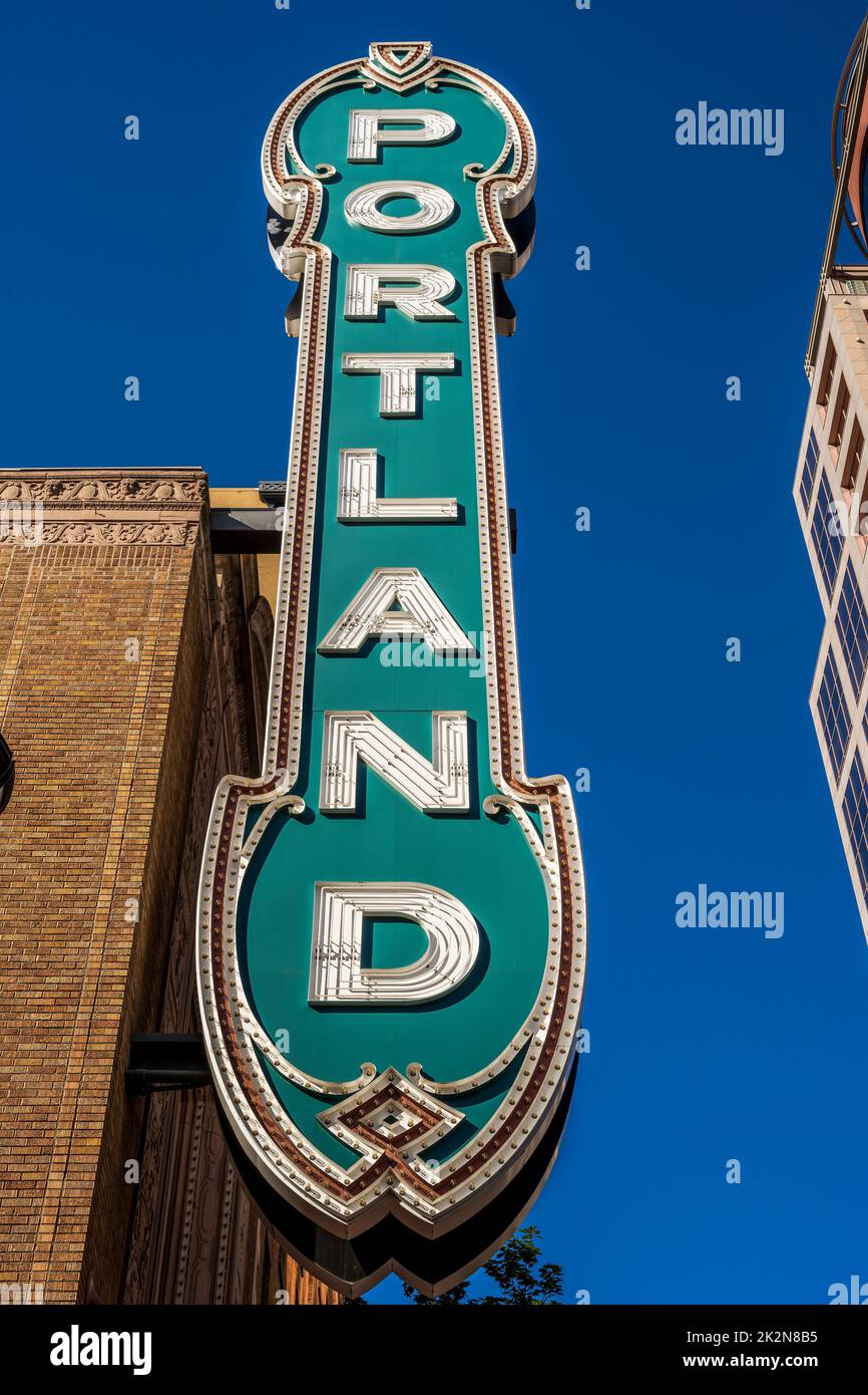 Cartel de 'Portland' en el exterior del Arlene Schnitzer Concert Hall, Portland, Oregon, EE.UU Foto de stock