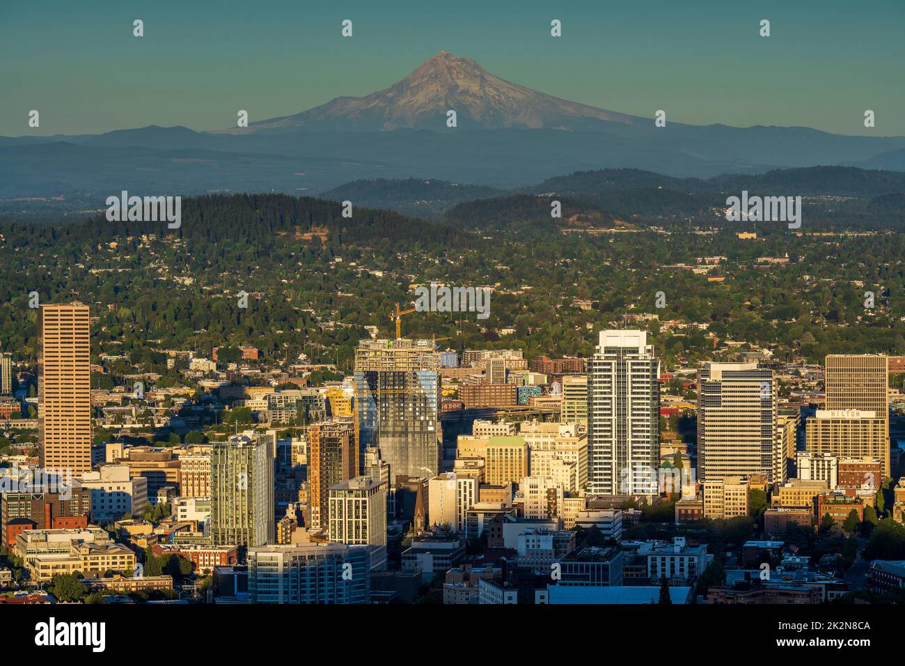 El horizonte del centro de la ciudad y Mt. Hood al atardecer, Portland, Oregón, EE.UU Foto de stock