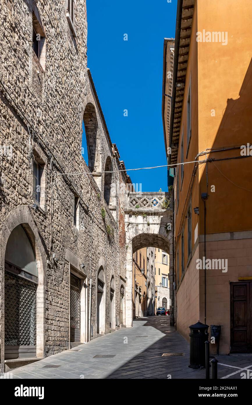 La antigua Porta Marzia en el centro histórico de Todi, Perugia, Italia Foto de stock