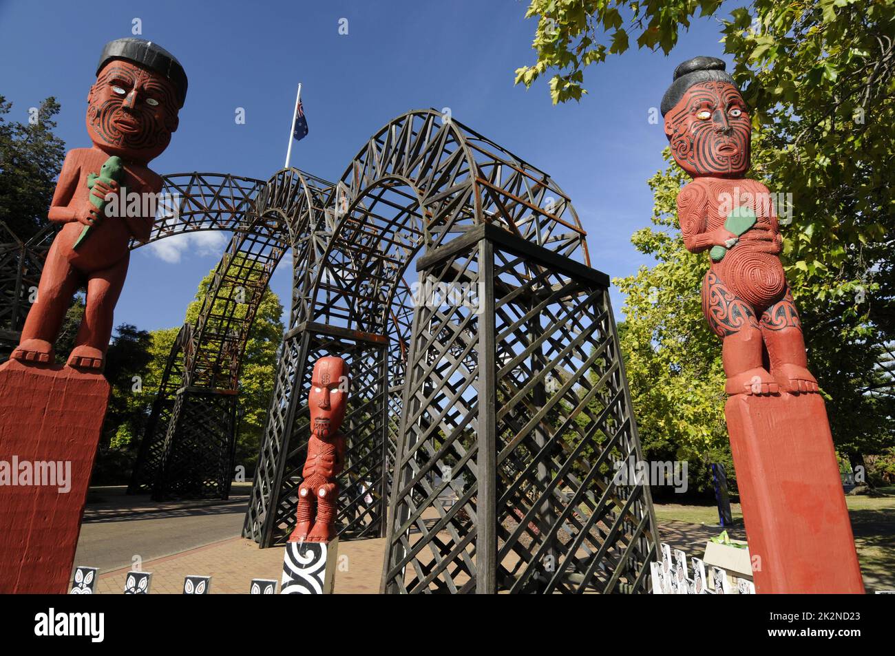 Figuras maoríes talladas en el arco de la Puerta de PrinceÕs que conduce a QueenÕs Drive a los Jardines del Gobierno en Rotorua, una ciudad a orillas del lago Rotorua Foto de stock