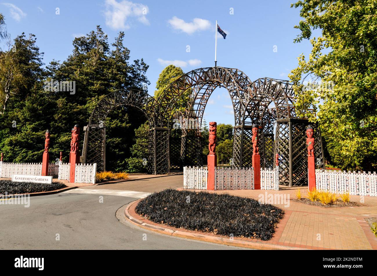 Arco de la Puerta de PrinceÕs que conduce a QueenÕs Conduzca a los Jardines del Gobierno en Rotorua, una ciudad en la orilla del lago Rotorua en la Isla Norte de Nueva Zelanda Foto de stock