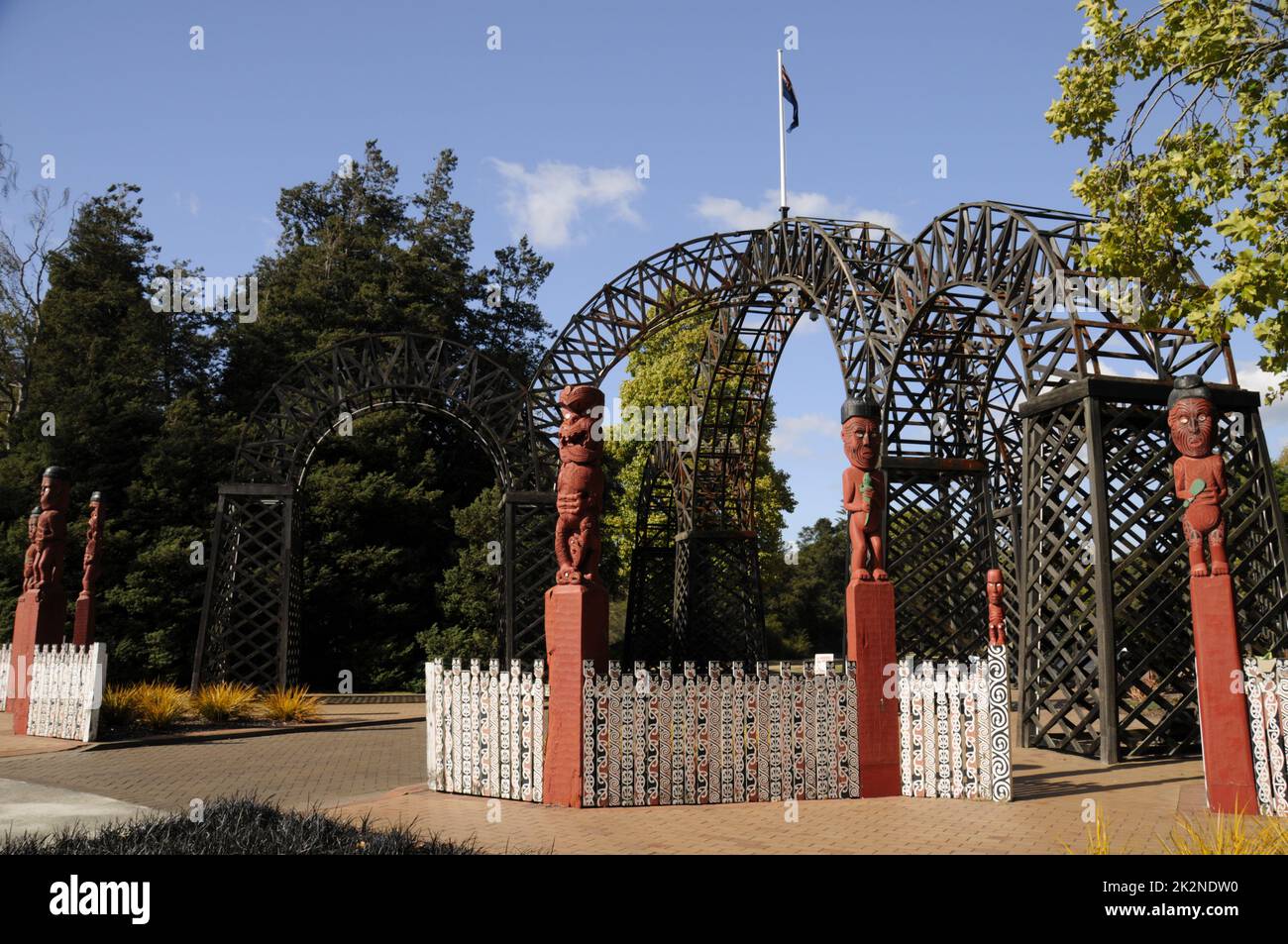 Arco de la Puerta de PrinceÕs que conduce a QueenÕs Conduzca a los Jardines del Gobierno en Rotorua, una ciudad en la orilla del lago Rotorua en la Isla Norte de Nueva Zelanda Foto de stock