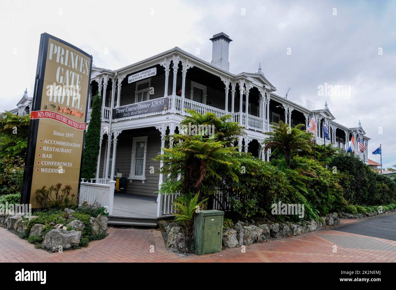 El Princes Gate Hotel, construido en 1897, fue el primer hotel privado de Nueva Zelanda en Rotorua, una ciudad a orillas del lago Rotorua en Nor de Nueva Zelanda Foto de stock