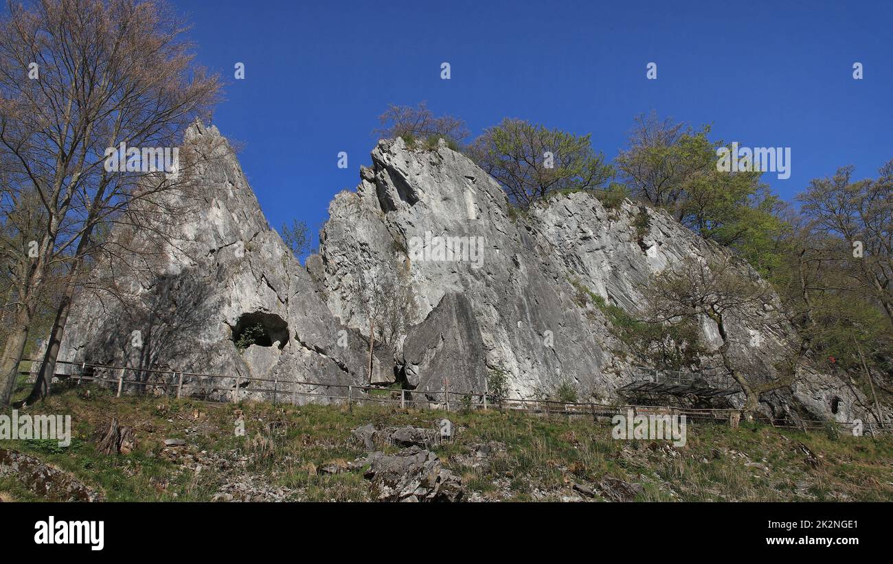 Vista sobre la formación rocosa Bilstein-Felsen, Bilstein-rock, en el valle de Bilstein, una atracción turística Foto de stock