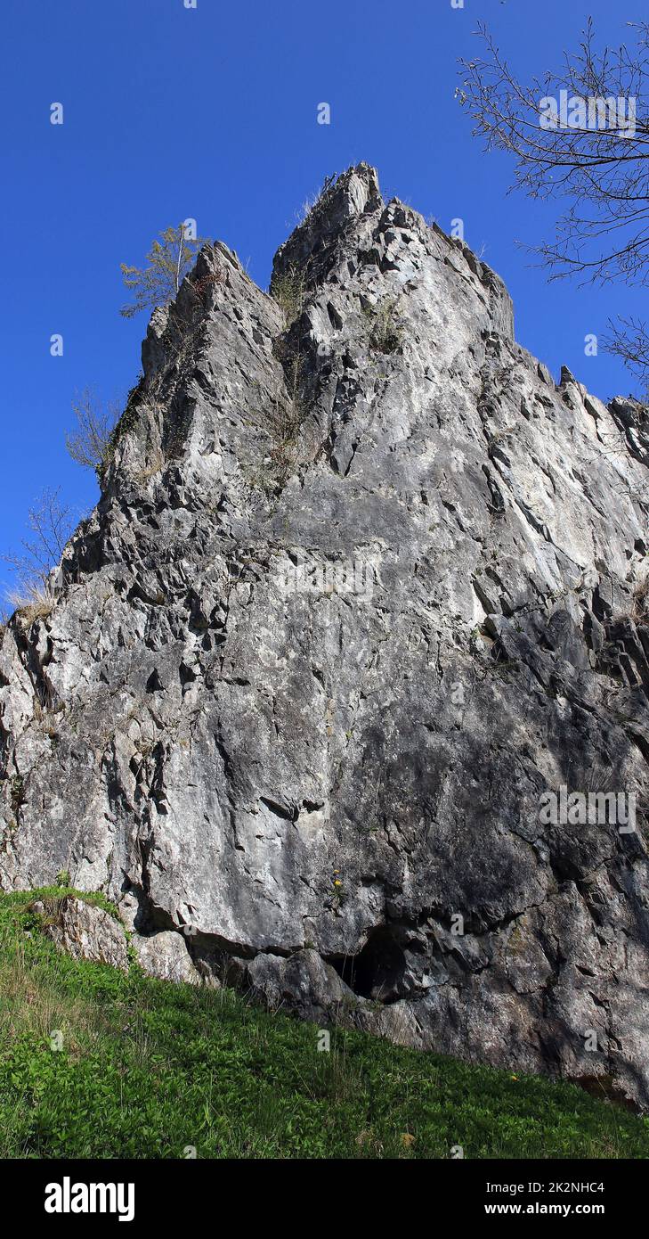 Vista sobre la formación rocosa Bilstein-Felsen, Bilstein-rock, en el valle de Bilstein, vista parcial, una atracción turística Foto de stock