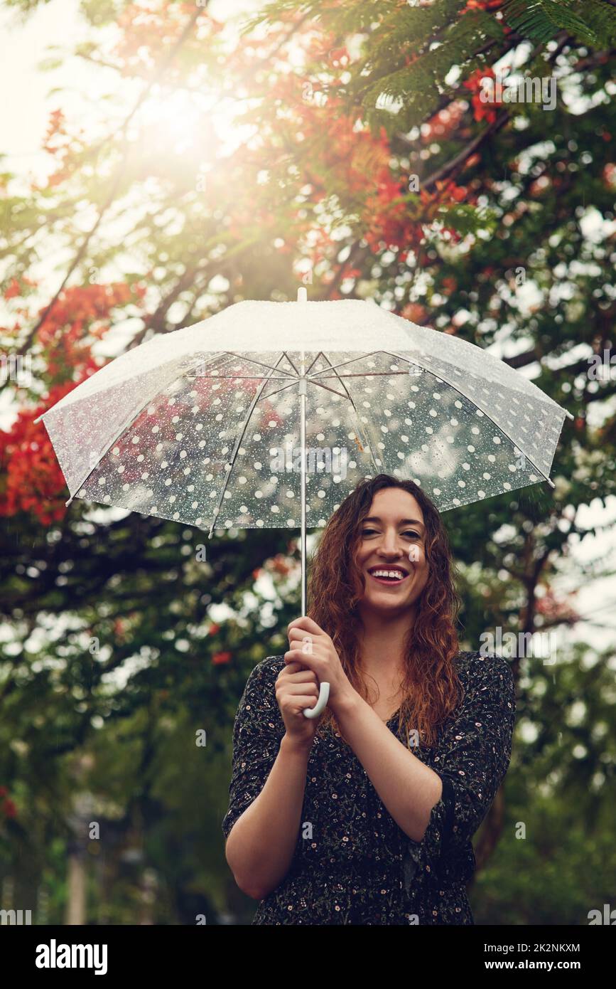 Mujer paseando bajo la lluvia fotografías e imágenes de alta resolución -  Alamy